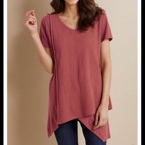 Soft surroundings “neroli tee” in red clay v-neck handkerchief hem. Size M